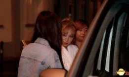 最新爆料女孩街上被吻,女孩遭遇意外亲吻事件引发热议